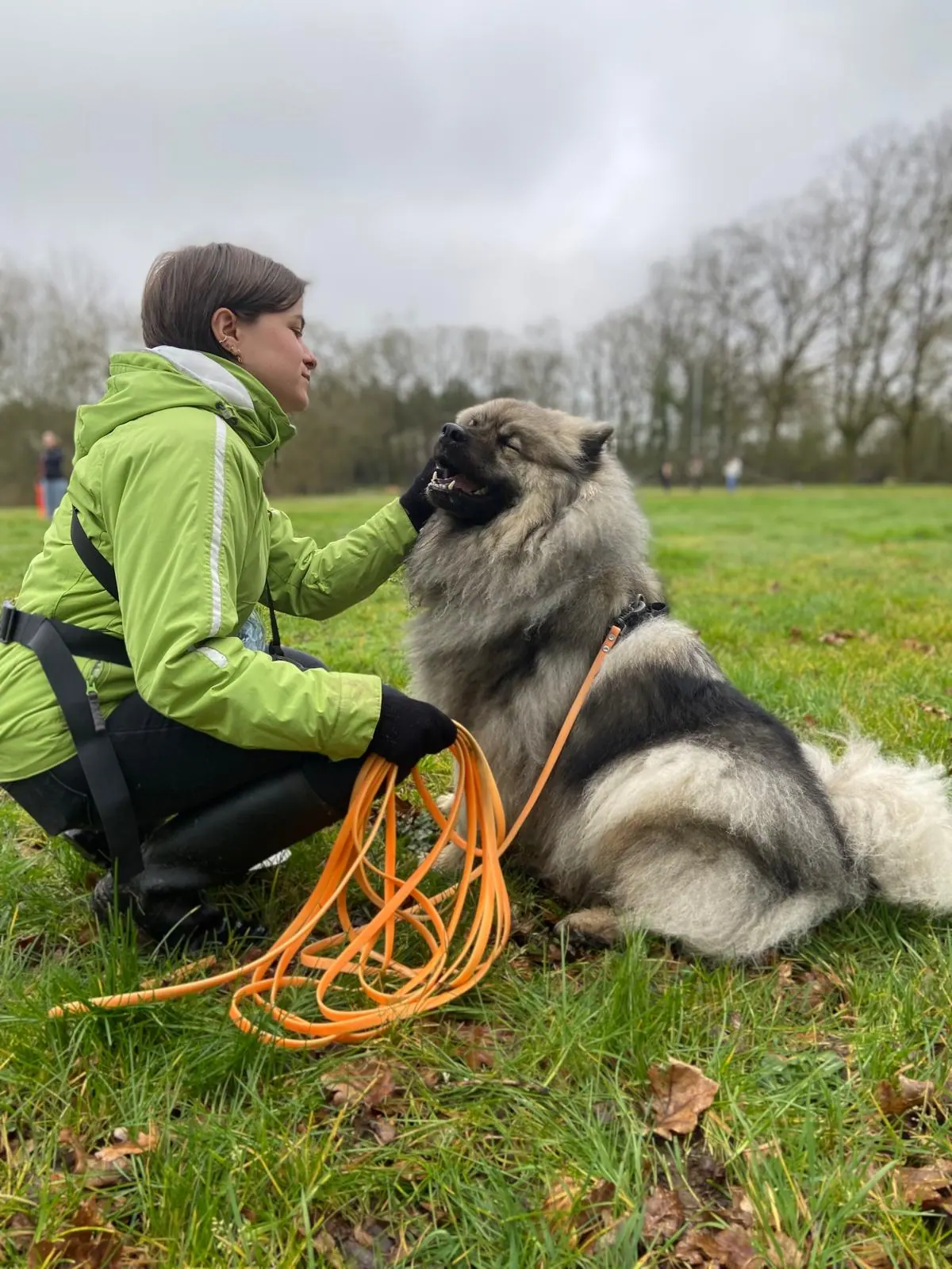 Sonia éducatrice canin en complicité avec son eurasier Koda en extérieur