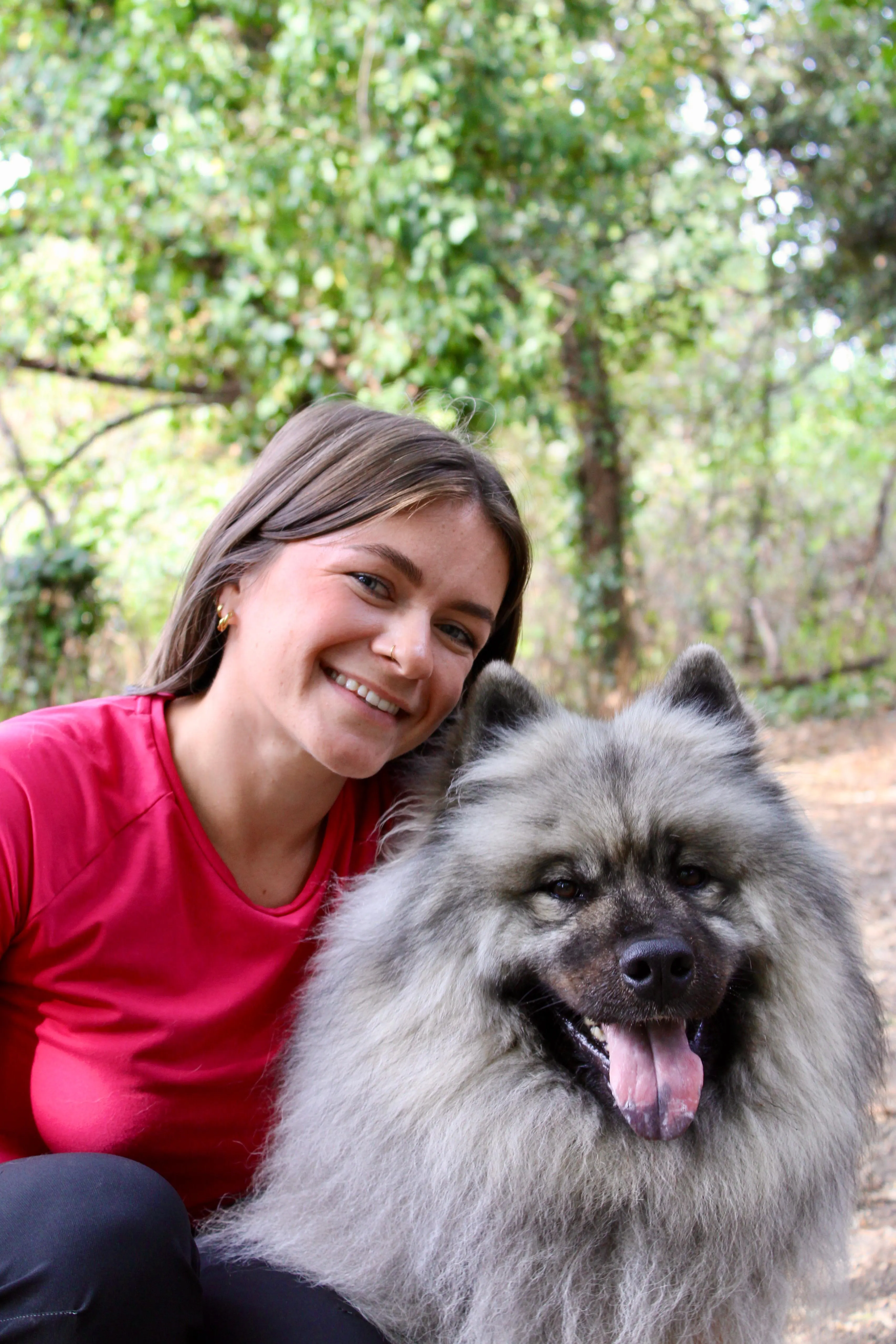 Sonia, éducatrice canin So'Waf, avec son eurasier Koda en extérieur à Cugand